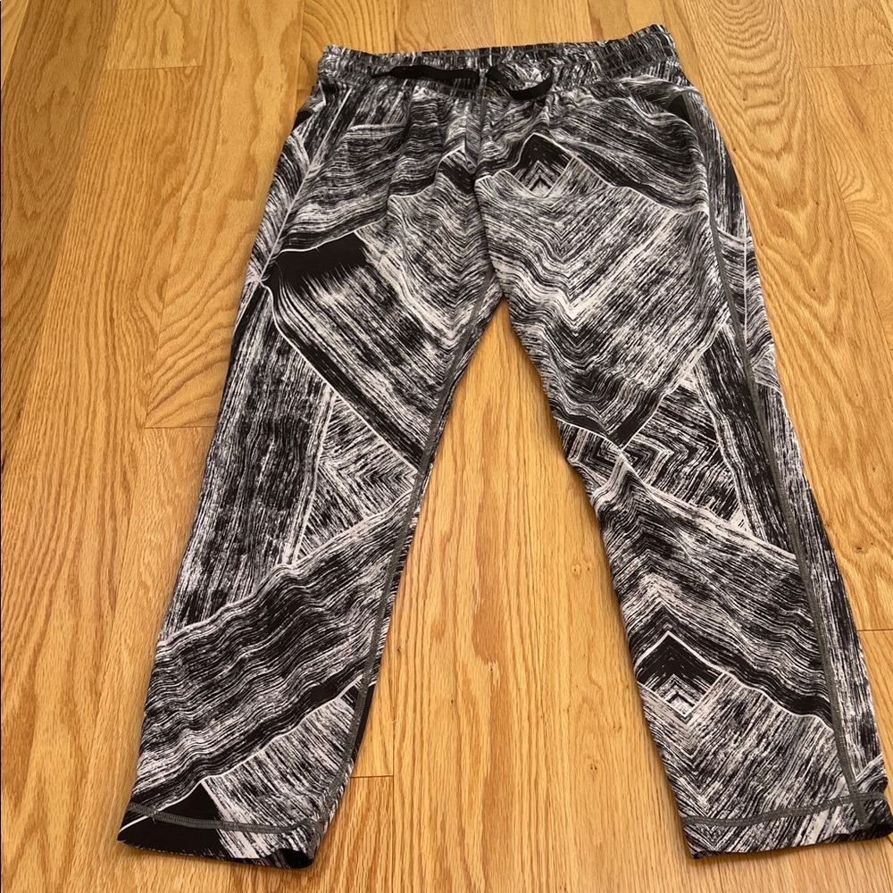 Lululemon athletica jet crop luon heat wave black white streaks ,size 6.
